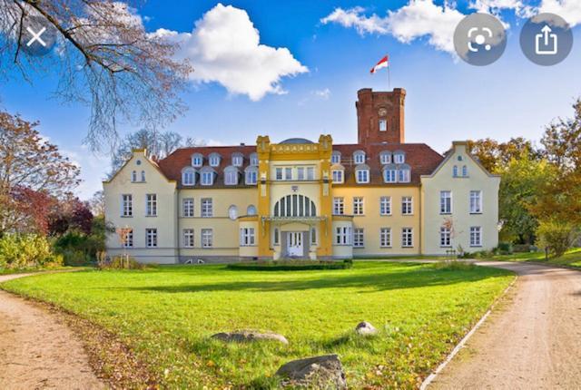 Schloss Lelkendorf Apartment Ulrichshusen Maisonette Fewo Mecklenburger Seenplatte Mit Dachterrasse Naehe Ostsee Exterior foto
